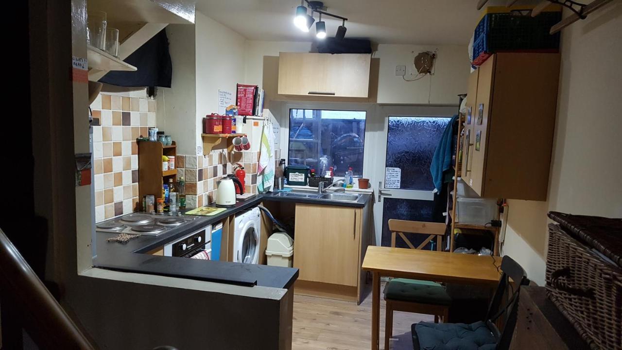 'Yellow Wood Micro Hostel-Eco Urban Bothy Style Very Basic But Cosy Redecorating But Cheap & Friendly Quiet Time Lockout 11Pm-7Am Bring Towel Or Hire เบรคอน ภายนอก รูปภาพ
