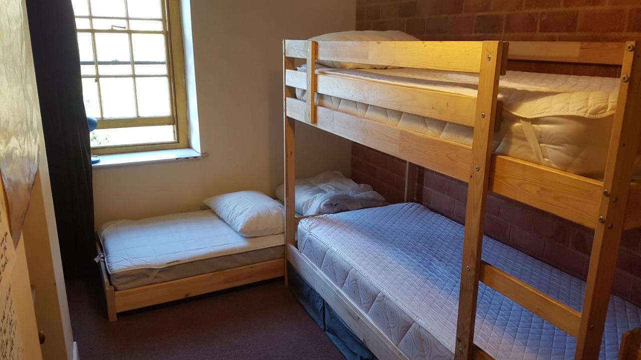 'Yellow Wood Micro Hostel-Eco Urban Bothy Style Very Basic But Cosy Redecorating But Cheap & Friendly Quiet Time Lockout 11Pm-7Am Bring Towel Or Hire เบรคอน ภายนอก รูปภาพ