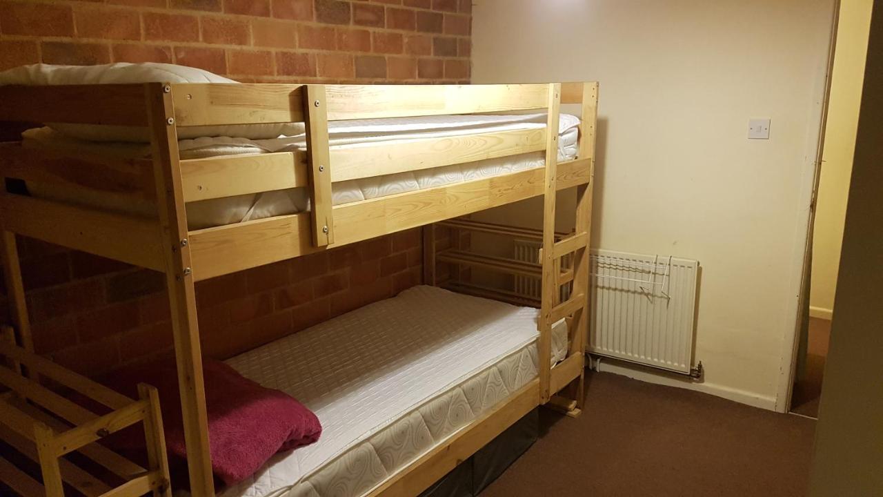 'Yellow Wood Micro Hostel-Eco Urban Bothy Style Very Basic But Cosy Redecorating But Cheap & Friendly Quiet Time Lockout 11Pm-7Am Bring Towel Or Hire เบรคอน ภายนอก รูปภาพ