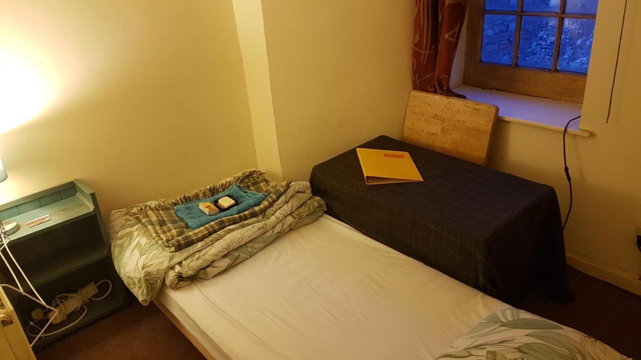 'Yellow Wood Micro Hostel-Eco Urban Bothy Style Very Basic But Cosy Redecorating But Cheap & Friendly Quiet Time Lockout 11Pm-7Am Bring Towel Or Hire เบรคอน ภายนอก รูปภาพ