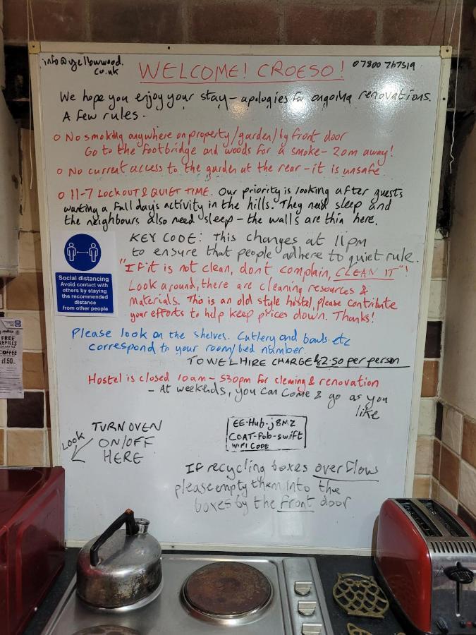 'Yellow Wood Micro Hostel-Eco Urban Bothy Style Very Basic But Cosy Redecorating But Cheap & Friendly Quiet Time Lockout 11Pm-7Am Bring Towel Or Hire เบรคอน ภายนอก รูปภาพ