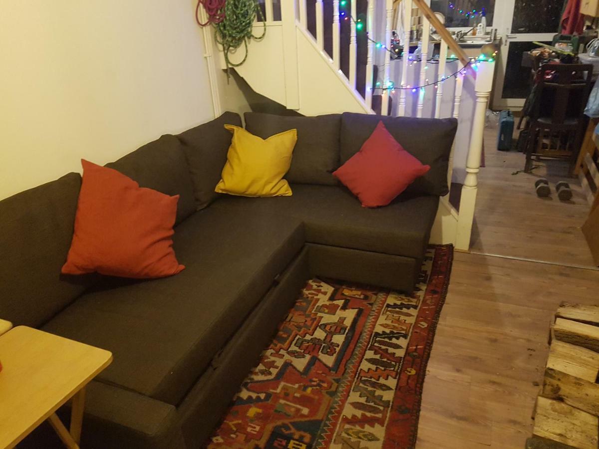 'Yellow Wood Micro Hostel-Eco Urban Bothy Style Very Basic But Cosy Redecorating But Cheap & Friendly Quiet Time Lockout 11Pm-7Am Bring Towel Or Hire เบรคอน ภายนอก รูปภาพ