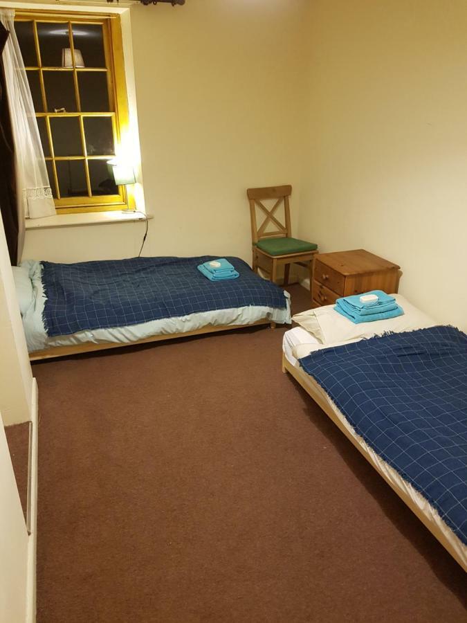 'Yellow Wood Micro Hostel-Eco Urban Bothy Style Very Basic But Cosy Redecorating But Cheap & Friendly Quiet Time Lockout 11Pm-7Am Bring Towel Or Hire เบรคอน ภายนอก รูปภาพ