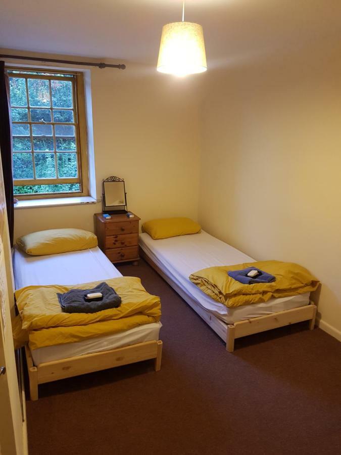 'Yellow Wood Micro Hostel-Eco Urban Bothy Style Very Basic But Cosy Redecorating But Cheap & Friendly Quiet Time Lockout 11Pm-7Am Bring Towel Or Hire เบรคอน ภายนอก รูปภาพ